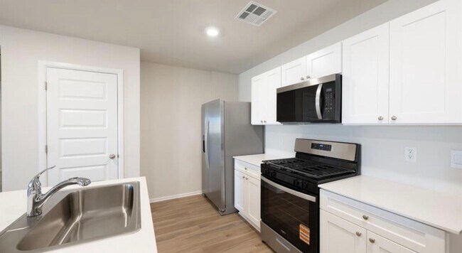 Building Photo - 560 St Charles Pl