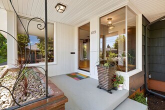 Building Photo - Mid-Century Classic! 3bd/3ba 2700 sf Short...