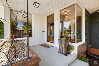 Building Photo - Mid-Century Classic! 3bd/3ba 2700 sf Short...