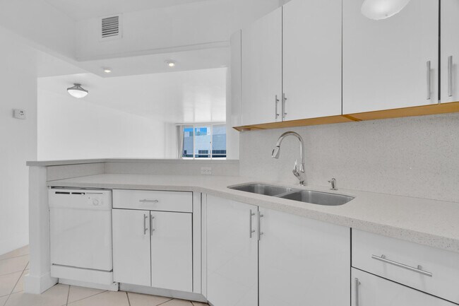 Building Photo - 3725 S Ocean Dr