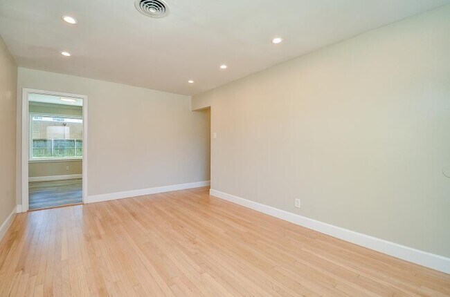 Building Photo - 8330 Waterbury Dr