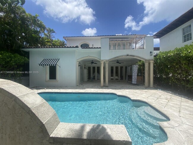 Building Photo - 2422 S Miami Ave