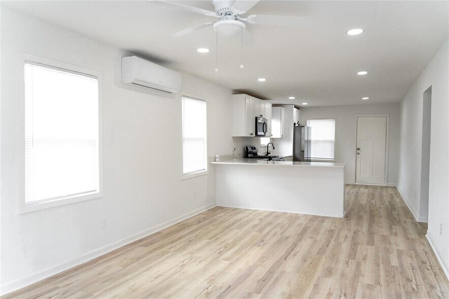 Primary Photo - 923 E 39th St