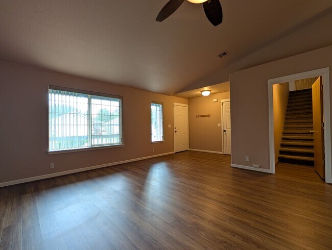Building Photo - Great 3 bed/2bath home with bonus space and fenced in yard!