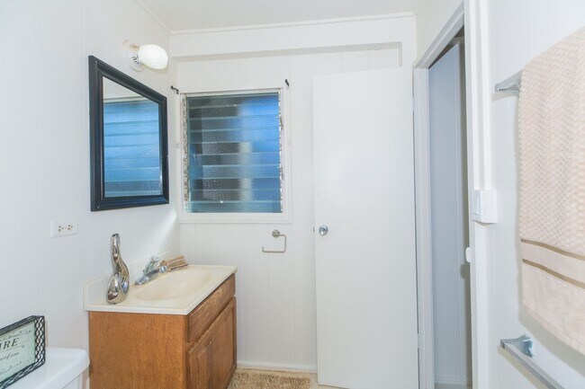 Building Photo - Amazing views, spacious floorplan, bonus f...