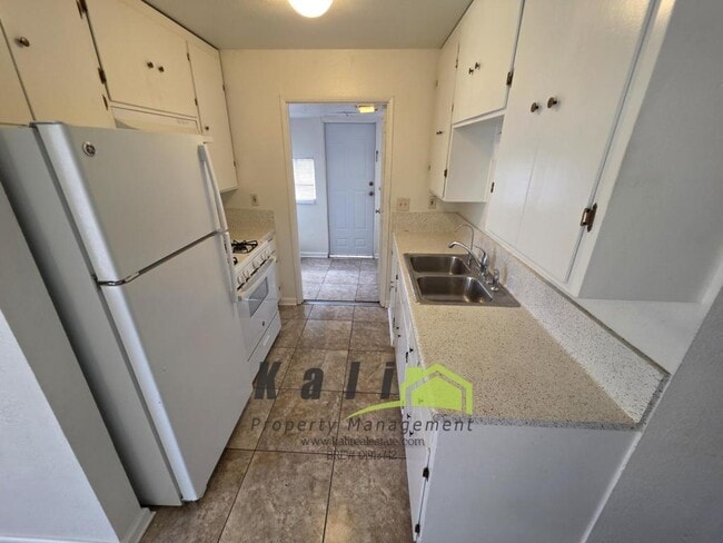 Building Photo - 2128 Flintridge Dr