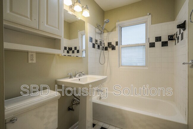 Building Photo - 1331 W 30th St S