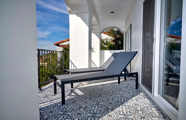 Building Photo - 7080 Via del Mar