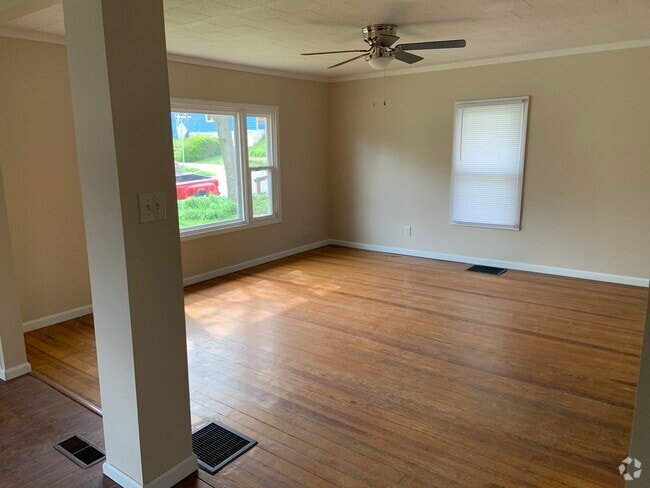Living room - 1312 S Lincoln St