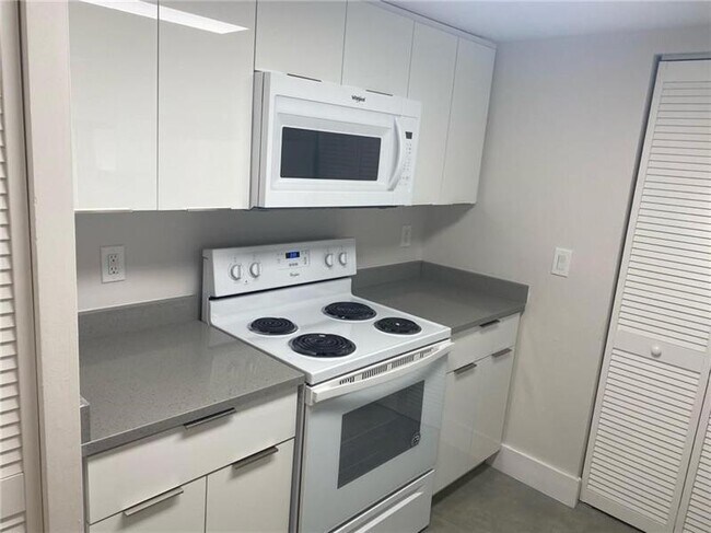 Building Photo - 9977 Westview Dr