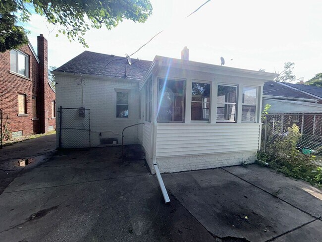 Building Photo - 3 Bedroom Bungalow