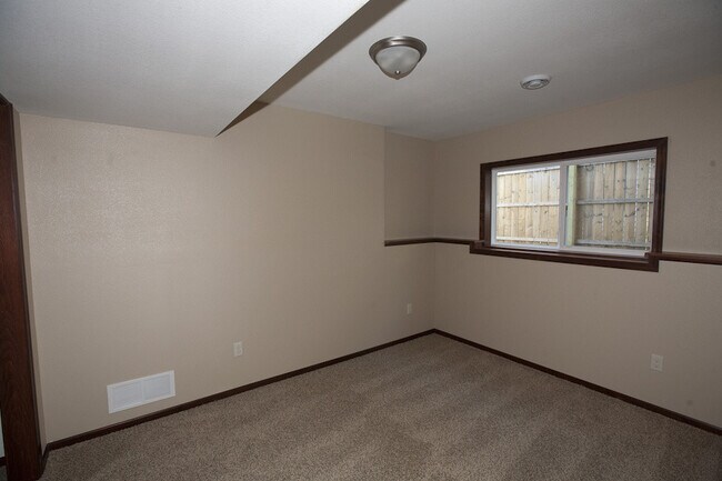 Building Photo - 1105 S Dewey St