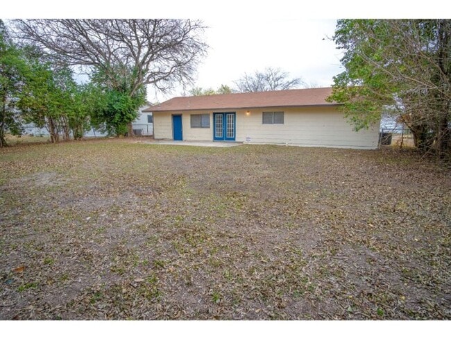 Building Photo - Convenient 4-Bedroom Stay Near Downtown & Attractions!