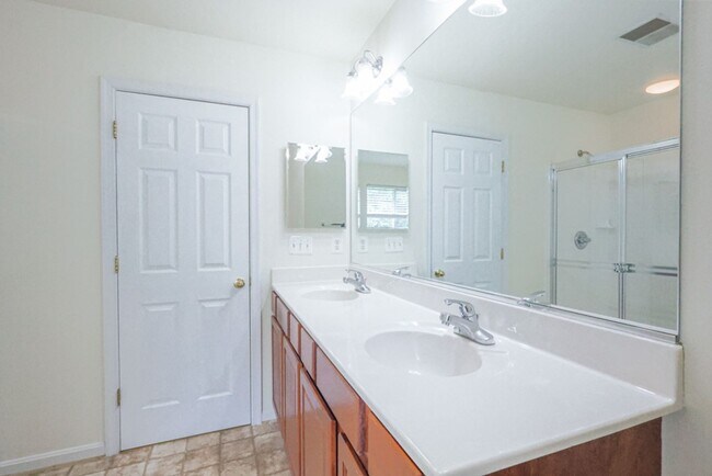 Building Photo - Lovely 3 BR/2 Full BA 2Half BA Townhome in...