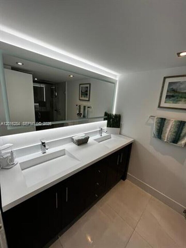 Building Photo - 1627 Brickell Ave