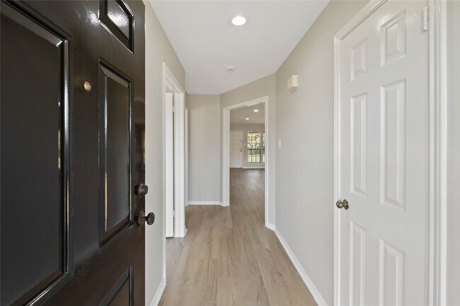 Building Photo - 200 Panorama Dr