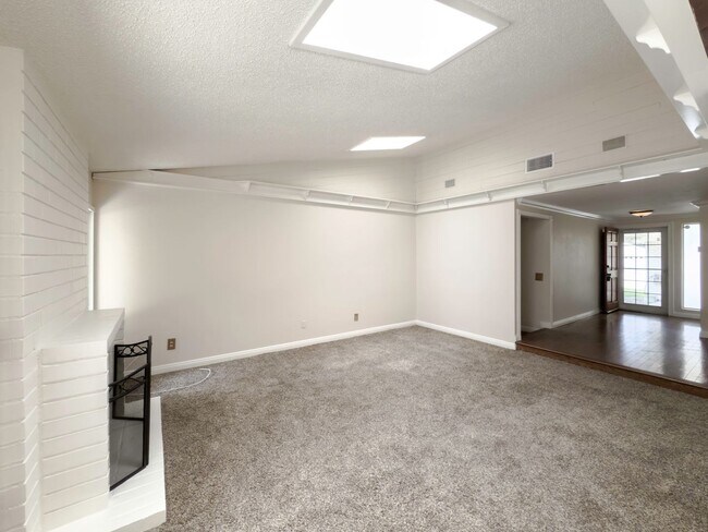 Building Photo - 3 Bedroom/2 Bathroom Private Home with Lar...