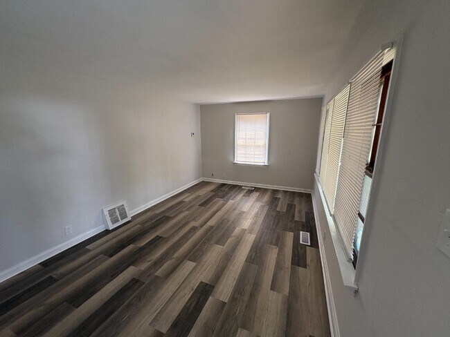 Building Photo - 7861 Madison Dr