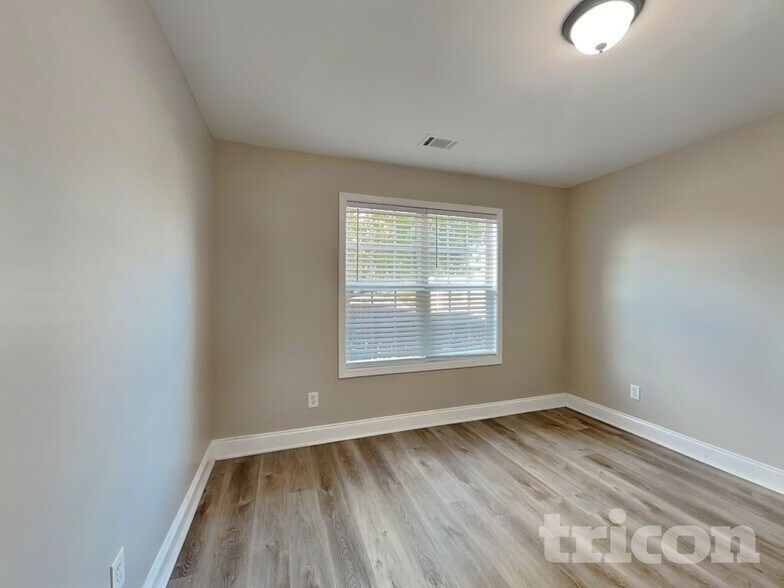 Building Photo - 1916 Roxey Ln