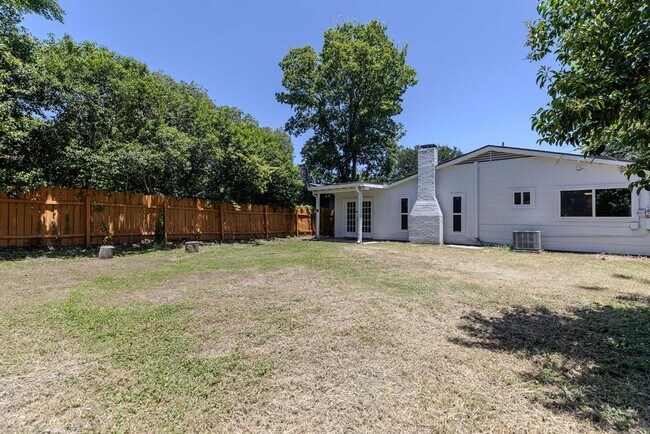Building Photo - 501 Arbor Ln