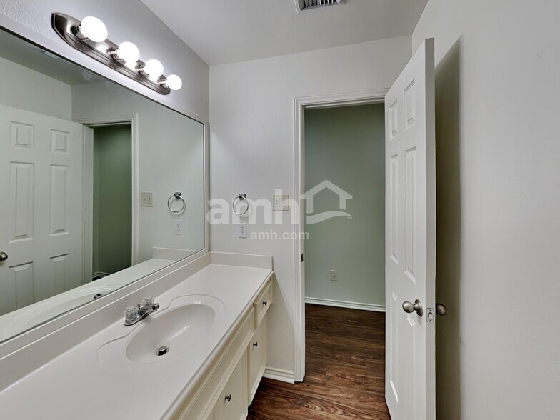 Building Photo - 15818 Shoreline Terrace Dr