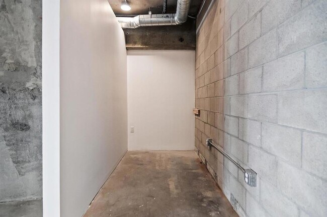 Building Photo - 5750 Hollywood Blvd