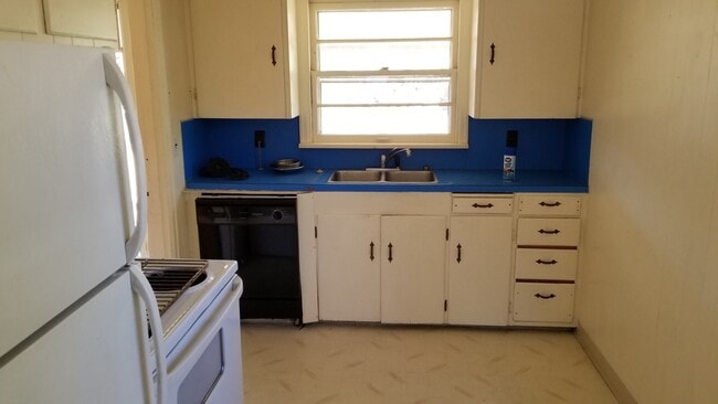 Building Photo - VIDEOTOUR: Don't Blink, This will be gone! PETS WELCOME