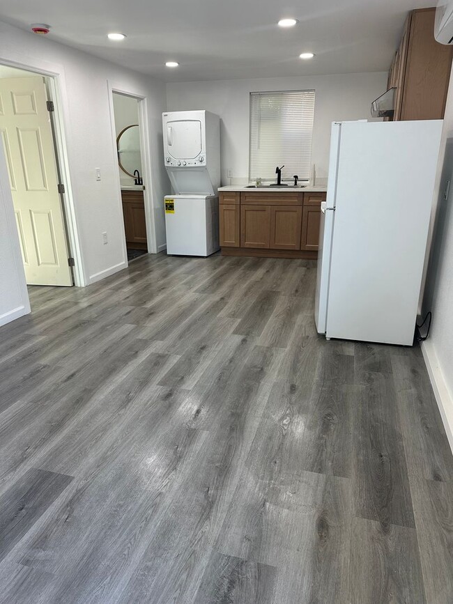 Building Photo - Azusa one bed one bath new ADU for lease