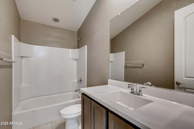 Building Photo - 3043 N 33rd Pl