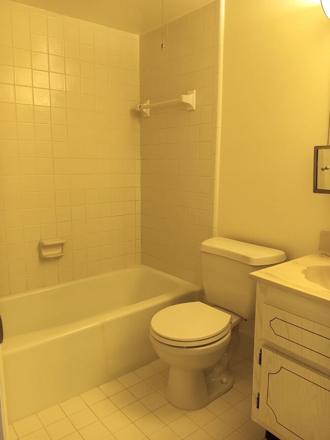 Building Photo - Sunny spot in St Pete, close to downtown & all kinds of shopping, dining