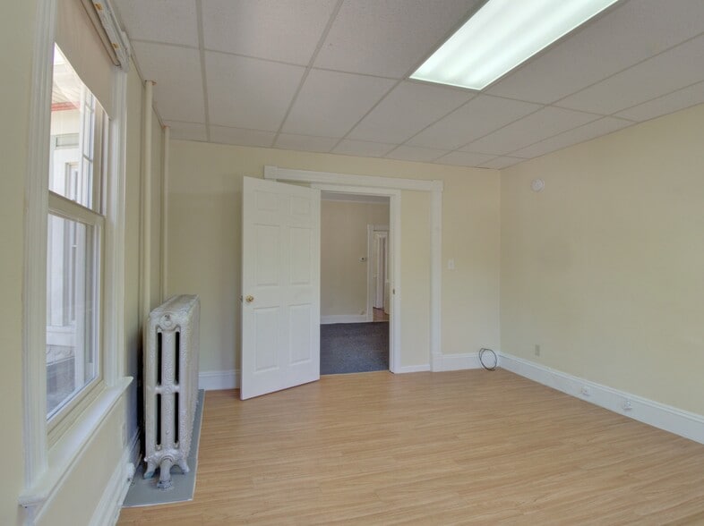 Building Photo - 324 Valley St