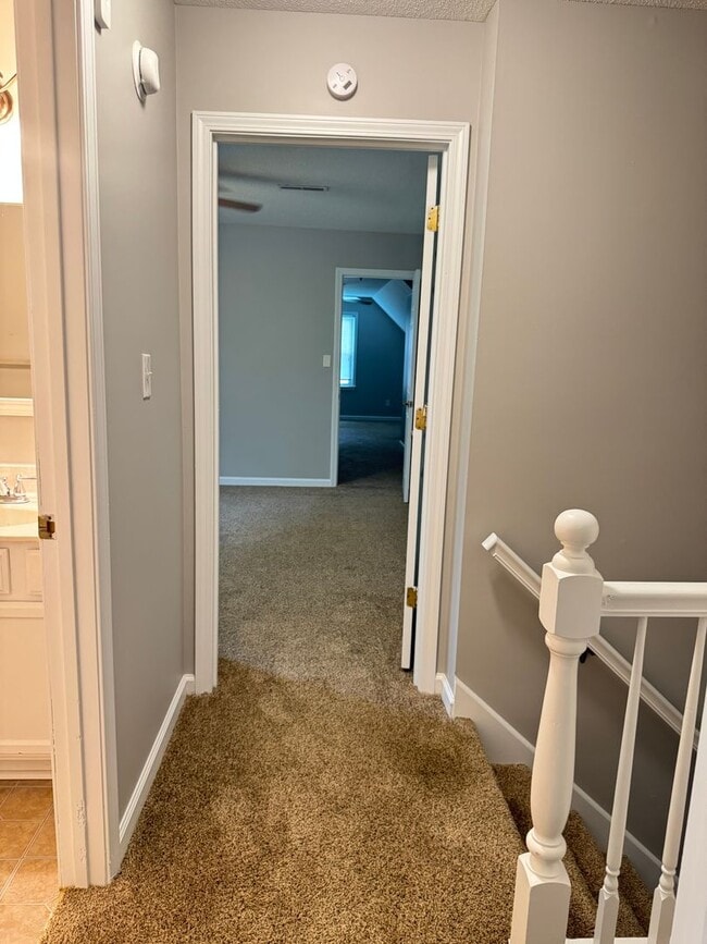 Building Photo - Exit 8! Rossview School. 4 Bed/2 Bath over 1700 Sq.ft!