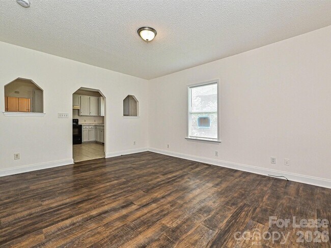 Building Photo - 610 N Pear St