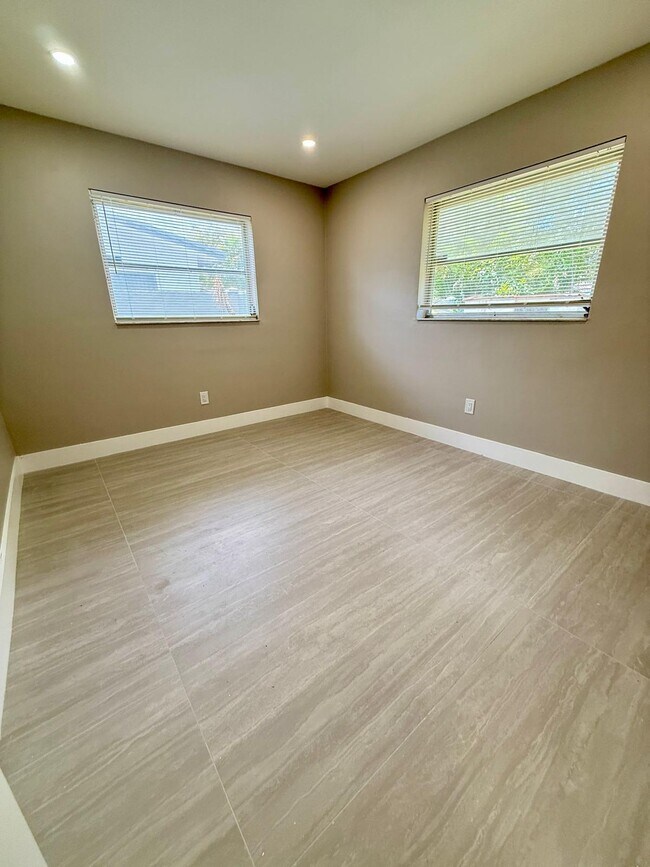 Building Photo - 3933 SW 51st St