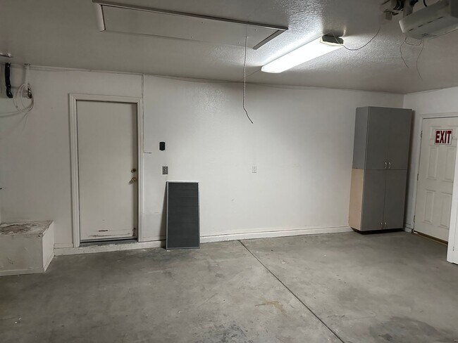 Building Photo - Henderson!!  Solar Panels!! Tankless Hot w...