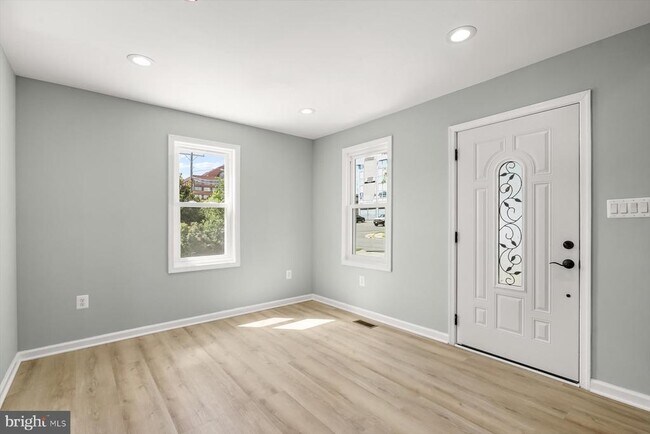 Building Photo - 2917 E Lee Ave