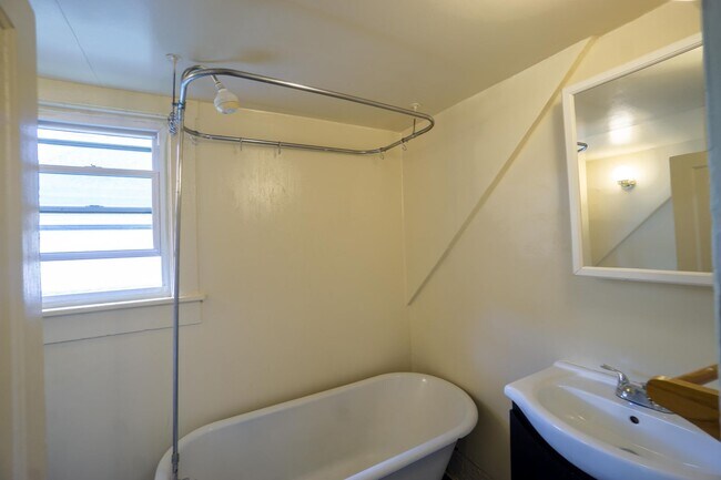 Building Photo - AVAILABLE 7/1/26 - Charming Second Floor A...