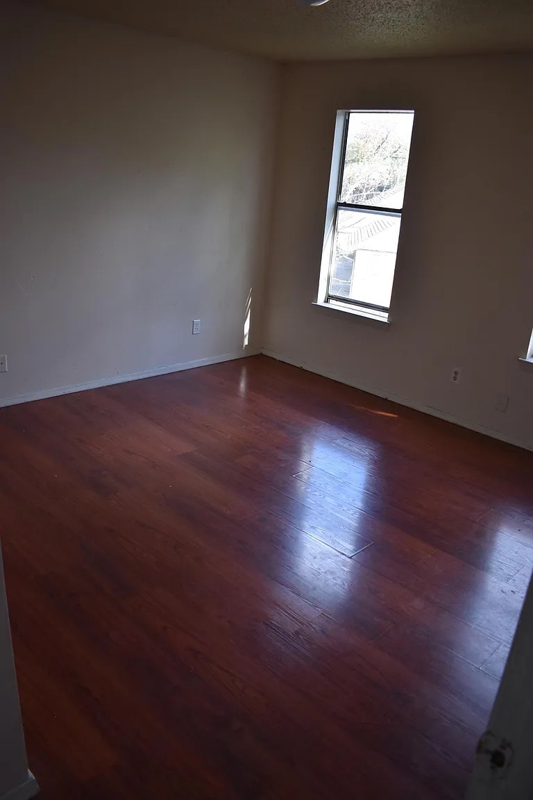 Building Photo - Room in Apartment on West Loop