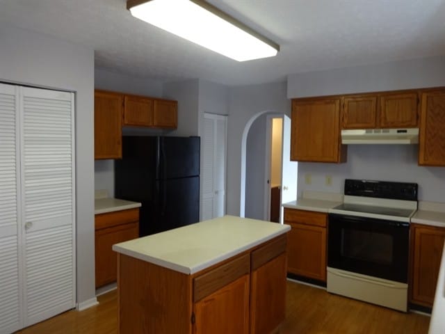 Building Photo - 15 E Woodfield