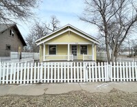 Building Photo - 2 Bed, 1 Bath Bungalow