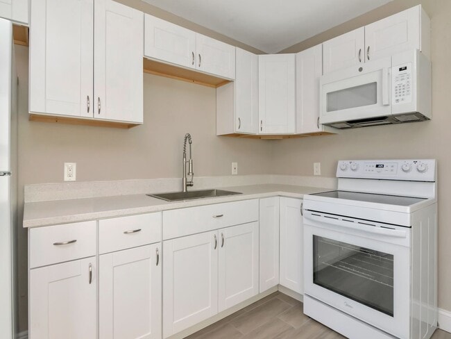 Building Photo - Stunning Newly Renovated 3-Bedroom, 2-Bath Duplex in Prime Bradenton Location!