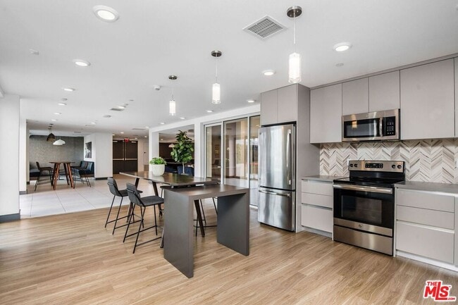 Building Photo - 453 S Kenmore Ave