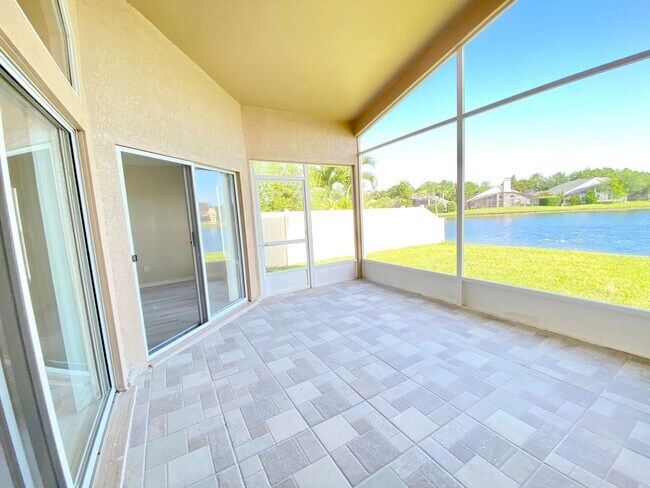 Building Photo - Beautiful Home with Water View in Waterford Lakes!