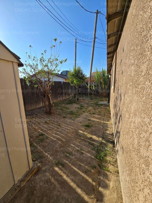Building Photo - 3 bedroom/ 2 bathroom home