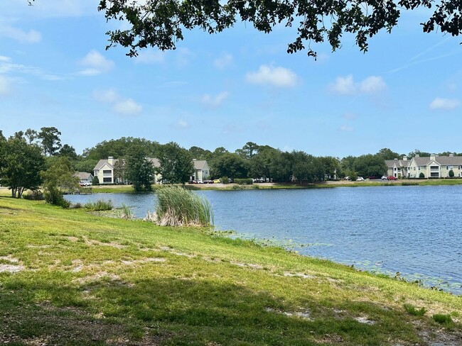 Building Photo - 2 Bed/2 Bath Condo, Gated security, Tons o...