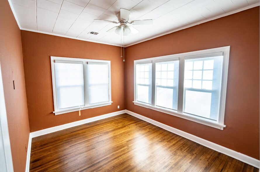 Building Photo - 2208 E 13th St