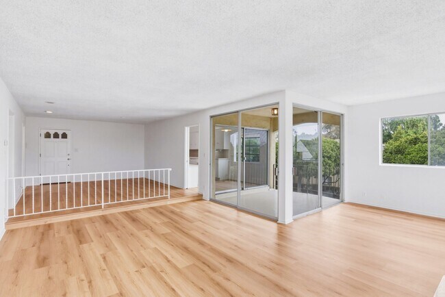 Building Photo - HUGE TOP FLOOR 2 BED 2 BATH IN PRIME SANTA MONICA! -FIREPLACE, BALCONY & GARAGE PARKING SPACE