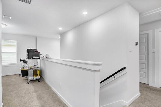 Building Photo - 7218 Clearwater Cv Dr