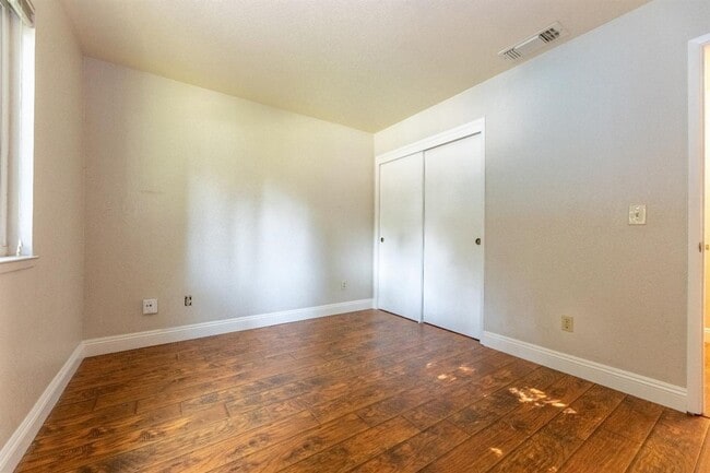 Building Photo - Move-In Ready 1-Bedroom Condo Cobblestone Glen SEE VIDEO