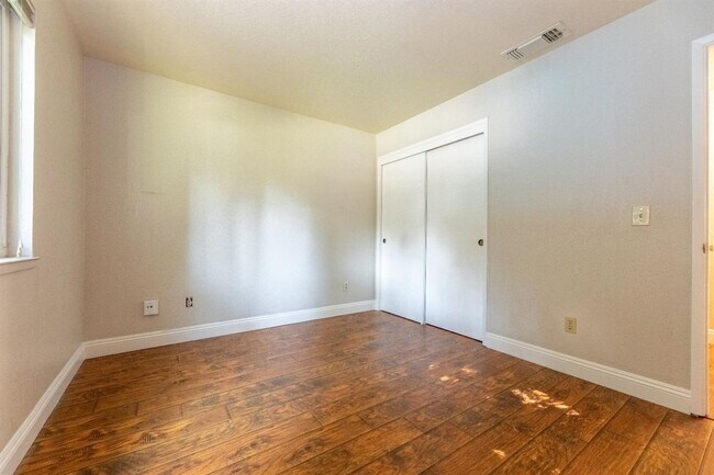 Building Photo - Move-In Ready 1-Bedroom Condo in Cobblestone Glen – $1,495 SEE VIDEO